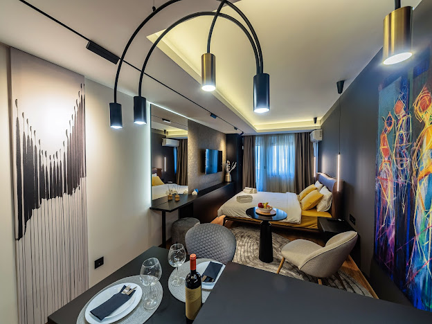 Butterfly Apartman - trpezarija sa visecim lampama